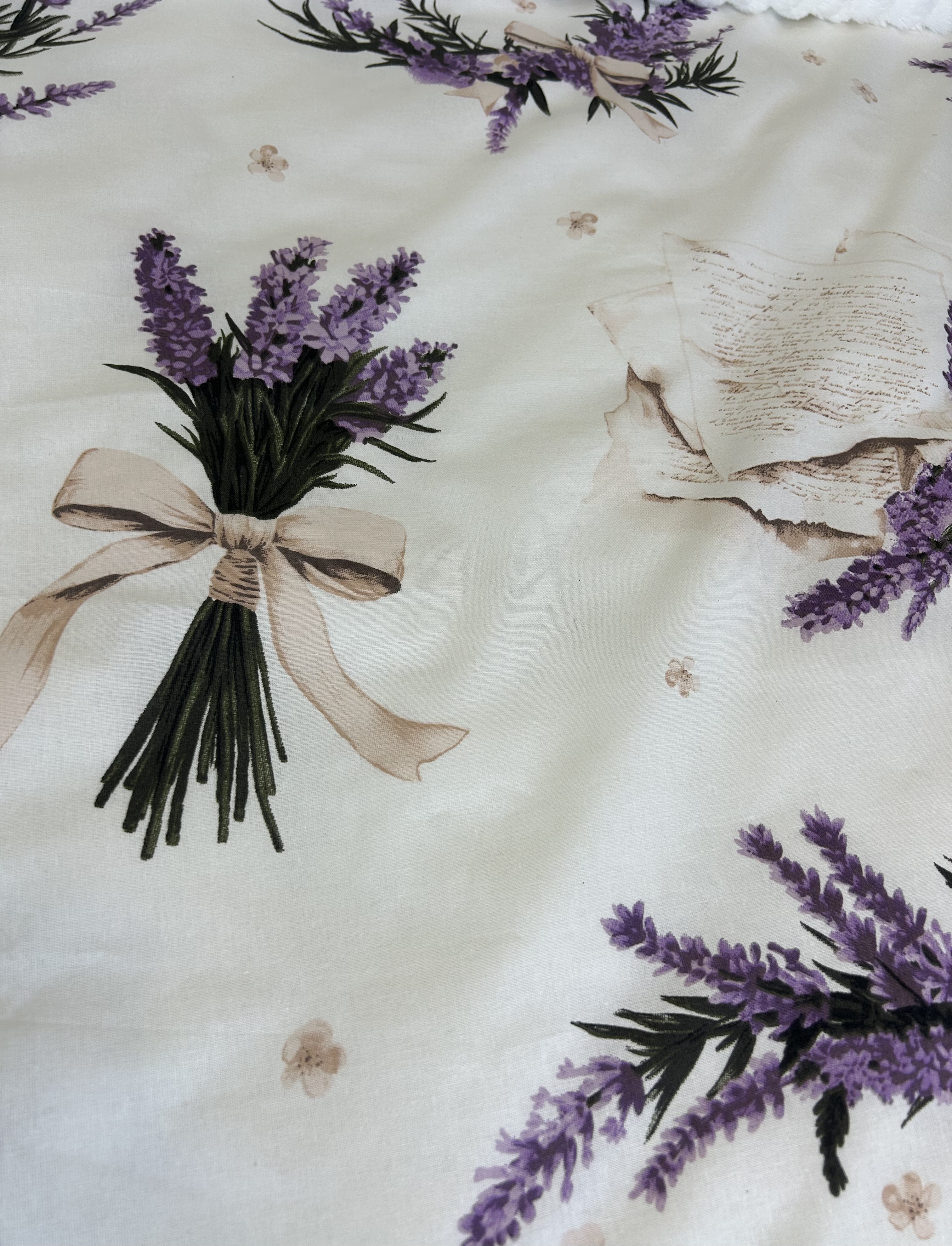Detail bavlnenej latky so vzorom levandulovych vencov a kytic